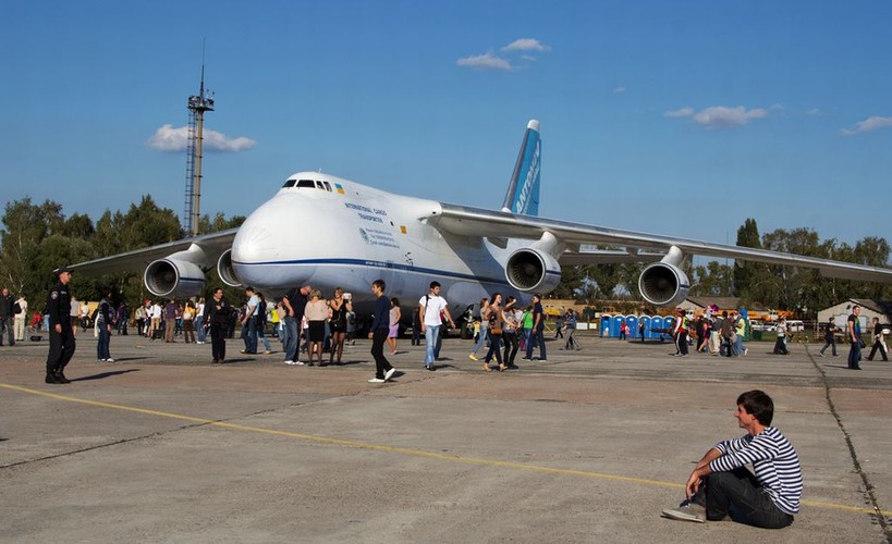 9. Antonov An-124 Rusłan to strategiczny samolot transportowy produkcji radzieckiej. Z długością kadłuba 69 metrów i rozpiętością skrzydeł 73,3 m. może pomieścić na swoim pokładzie do 7 osób. Po raz pierwszy wzbił się w powietrze w 1982 roku. Obecnie największą ilością maszyn tego typu dysponuje rosyjskie wojsko.