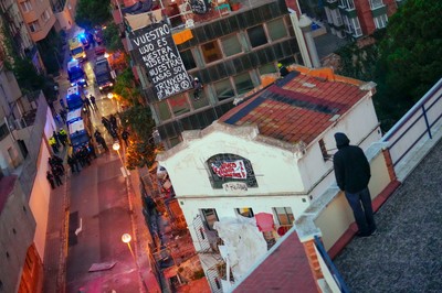 Dzicy lokatorzy w Hiszpanii. Doszło do pięciogodzinnej bitwy z policją