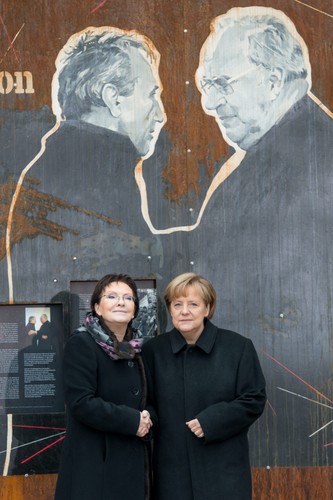 Premier Ewa Kopacz i kanclerz Niemiec Angela Merkel zwiedzają wystawę 'Odwaga i pojednanie' przygotowaną przez Muzeum Historii Polski na terenie zespołu pałacowego w Krzyżowej
