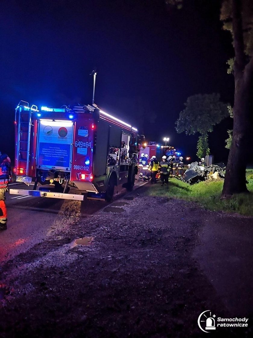 Tragiczny wypadek na krajowej 63! Zmasakrowany samochód. Nie żyją 2 osoby !