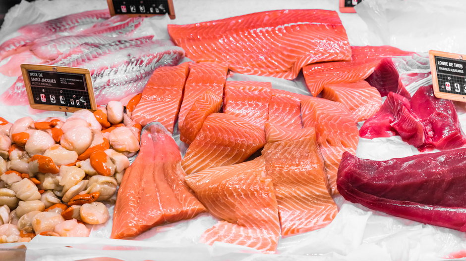 Przegrzebki, łosoś i filet z tuńczyka na wystawie we francuskim supermarkecie
