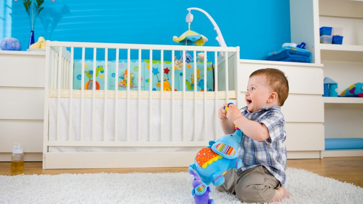 Rodzice chcąc zaaranżować pokój niemowlaka, stają przed wieloma dylematami. Planując bezpieczne i funkcjonalne wnętrze, warto zwrócić uwagę na takie czynniki zawartość alergenów w farbach. Ważne jest, aby wybierając farby do pokoju dziacka, znać ich chemiczną zawartość.