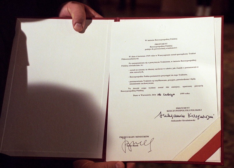 Prezydent Aleksander Kwaśniewski ratyfikował Traktat Północnoatlantycki, Warszawa, 26 lutego 1999 r.