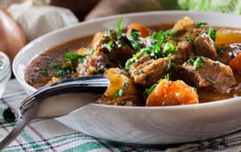 kolagenowy-gulasz-wolowy-pelnia-smaku-i-zdrowia-w-klasycznym-daniu