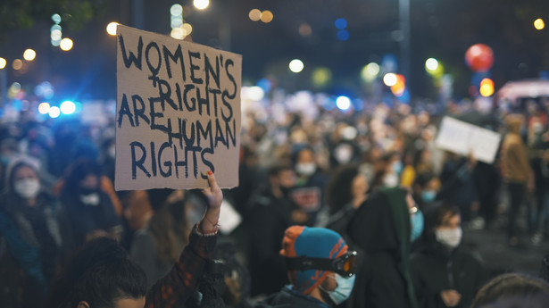 PE stwierdził, że naruszenia praw reprodukcyjnych i seksualnych są formą przemocy wobec kobiet oraz stanowią przeszkodę na drodze do osiągnięcia równości płci.