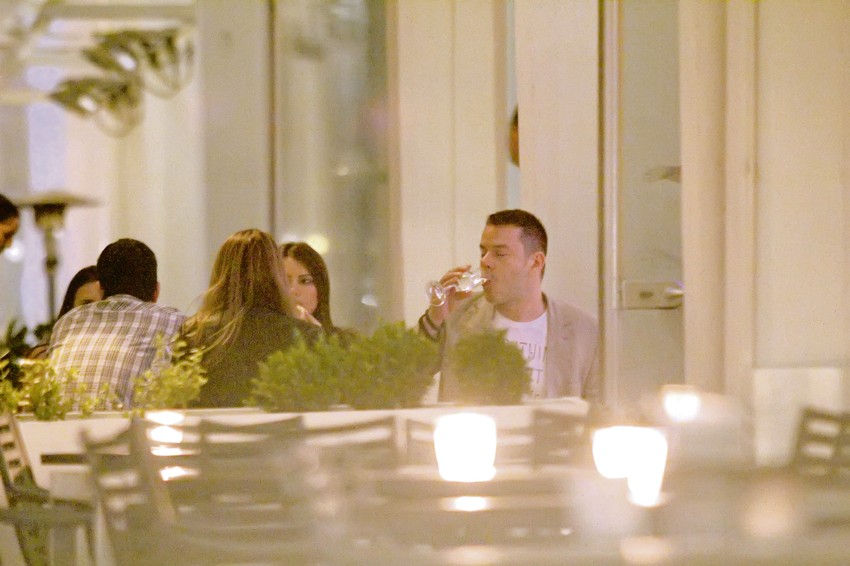 Vlado i Milica uživaju s društvom na večeri