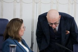 Kamiński przysłał Kidawie-Błońskiej kwiaty z bilecikiem. Ale ta nie wybacza