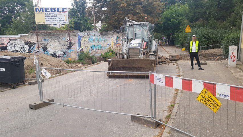 Zamknęli jedyny ‘’legalny’’ wyjazd z ulicy Kasprzaka w Niepodległości i zapomnieli zdjąć znaki zakazu wjazdu przy Obrońców Tobruku [ZDJĘCIA]