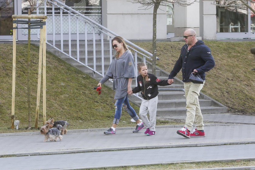 Tomasz Oświeciński z partnerką i córką Mają na spacerze