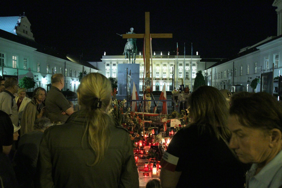 Manifestacja "Akcja krzyż" przed Pałacem Prezydenckim, fot. PAP/Radek Pietruszka