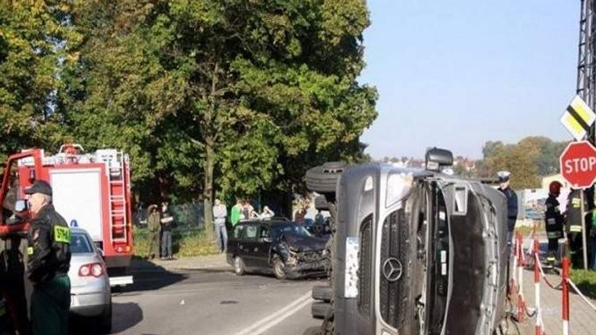 Do wypadku doszło w sobotę o godz. 9.50. Na skrzyżowaniu ulic Wysoka, Zielona, Derdowskiego i Mickiewicza bus przewożący dzieci z IV klasy szkoły podstawowej w Słupsku, wjeżdżając z ul. Zielonej w Wysoką, wymusił pierwszeństwo i zderzył się z oplem astra. W wyniku tego zderzenia bus przewrócił się.