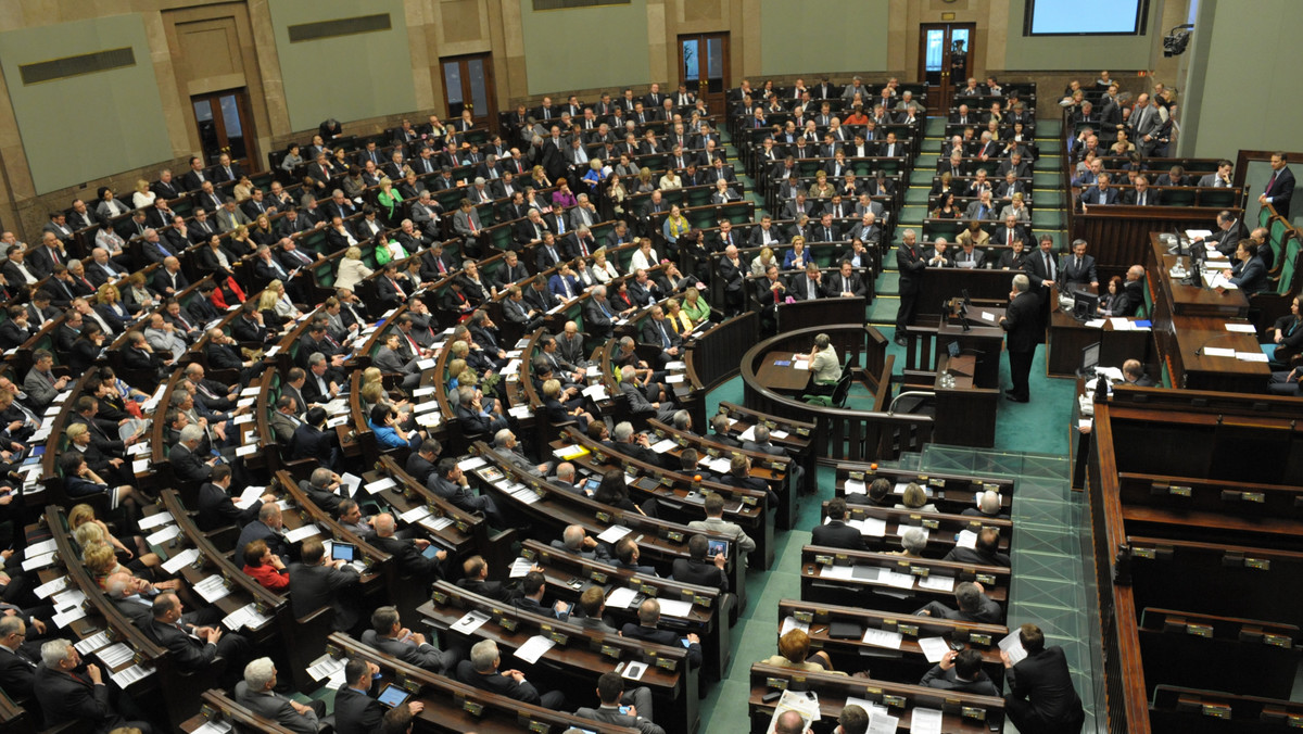 W Sejmie doszło wczoraj do tzw. pierwszego czytania projektu reformy wieku emerytalnego. Choć posłowie podkreślają, że to jedna z najważniejszych ustaw dla Polaków to podczas debaty sala plenarna świeciła pustkami. Gdzie byli posłowie?