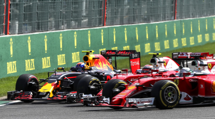 Verstappen (balról), Kimi
 Räikkönen és Sebastian Vettel a rajt utáni első kanyarban összeütközött/Fotó:MTI