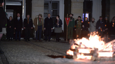 Ognisko przed Pałacem Prezydenckim. Andrzej Duda przyjął delegację harcerzy