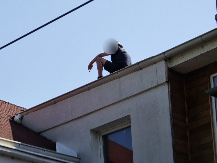 Muškarac u Novom Sadu preti da će skočiti sa zgrade 