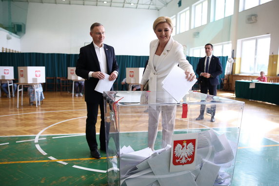 Prezydent Andrzej Duda i pierwsza dama Agata Kornhauser-Duda podczas głosowania w lokalu wyborczym przy ul. Porzeczkowej 3 w Krakowie
