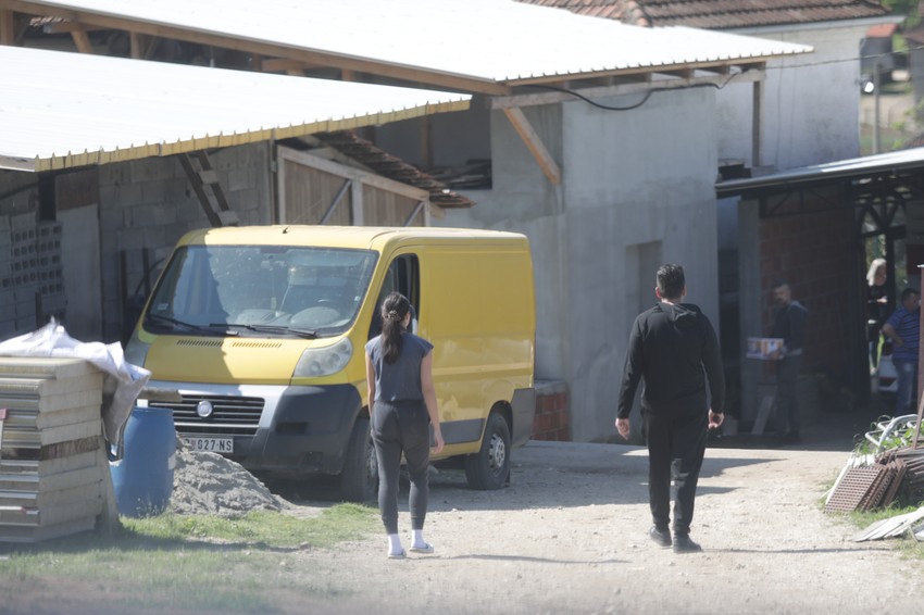 Rođaci ispred porodične kuće kod Topole