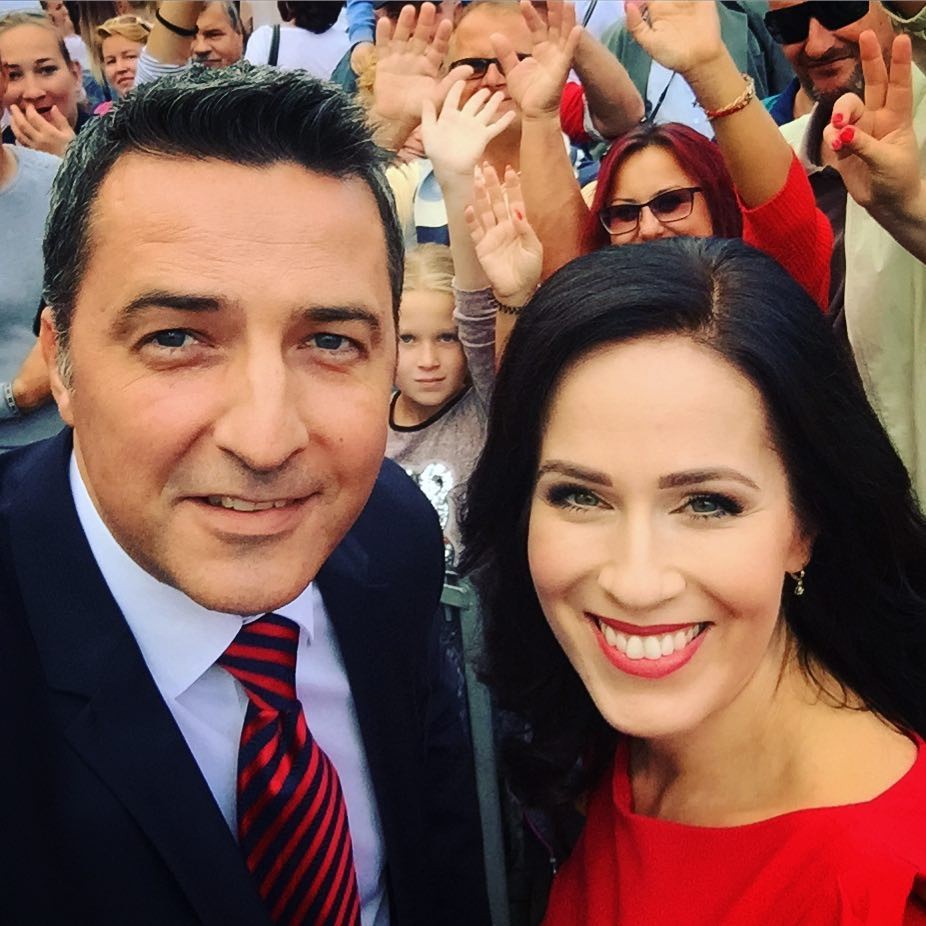 Moderátorka Andrea Pálffy-Belányiová s kolegom Ľubošom Sarnovským.