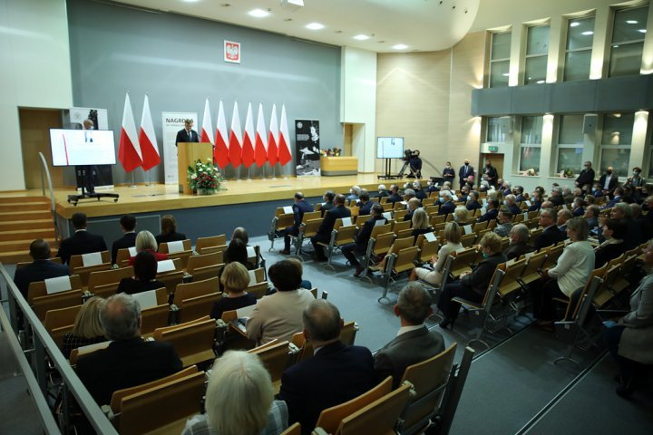 Premier Mateusz Morawiecki i prezes PiS Jarosław Kaczyński w Olsztynie odsłonili tablicę wybitnej olsztynianki [ZDJĘCIA]