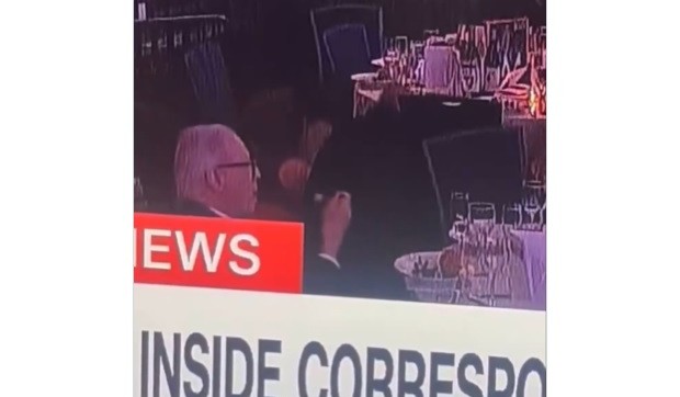 Čovek mirno sedi i jede tokom pucnjave na večeri sa Trampom u Vašingtonu