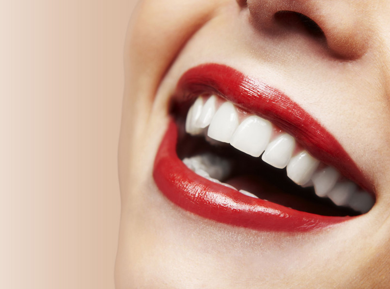 Jest kilka produktów spożywczych oraz leków, które psują zdrowy kolor zębów. Poznaj je...