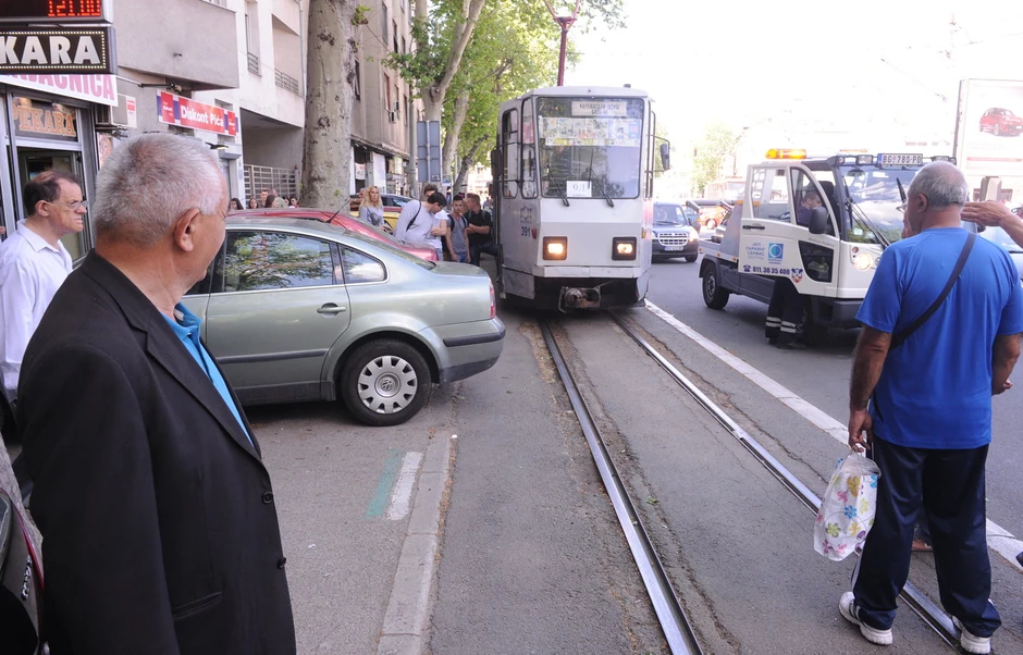 Vozač je zadnjim delom autmobila prešao na šine...