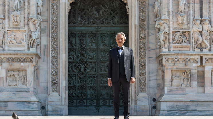 Andrea Bocelli üres nézőtér előtt lépett fel a milánói dómban / Fotó: Northfoto