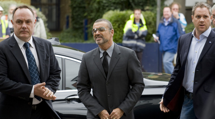 Vidáman érkezett a bíróságra George Michael 2010-
ben, ám börtönbe küldték /Fotó: Northfoto