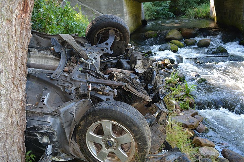 Auto przeleciało nad rzeką. Wyczołgała się o własnych siłach