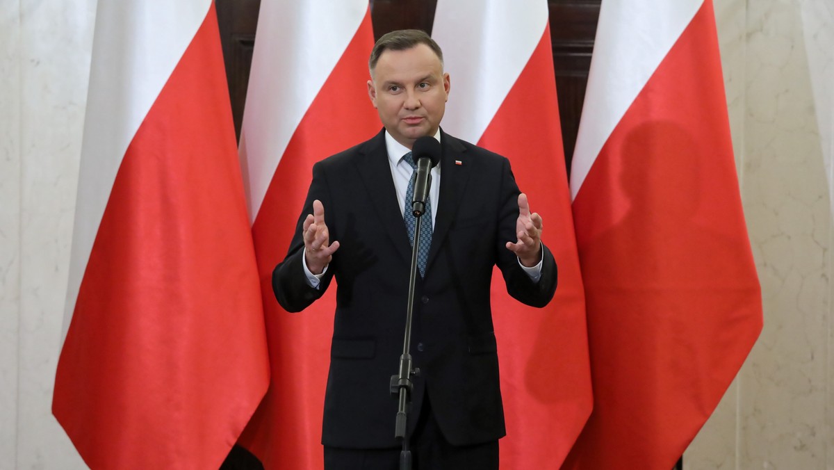 "Niezłe... Najbardziej mordercza jest hipokryzja" tak protesty środowiska prawniczego podsumował "Mecenas", który Andrzejowi Dudzie przesłał stanowisko KRS ws. protestów z 2009 roku. Wówczas Rada apelowała do sędziów o powstrzymywanie się od protestów. - Rzeczywiście - napisał Duda, zgadzając się ze słowami "Mecenasa - Tyle powiem.