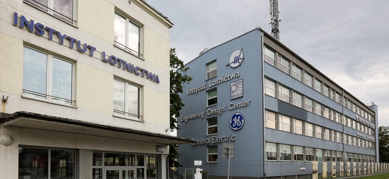Samochód uderzył w budynek Instytutu Lotnictwa. "Wyleciały okna i drzwi"