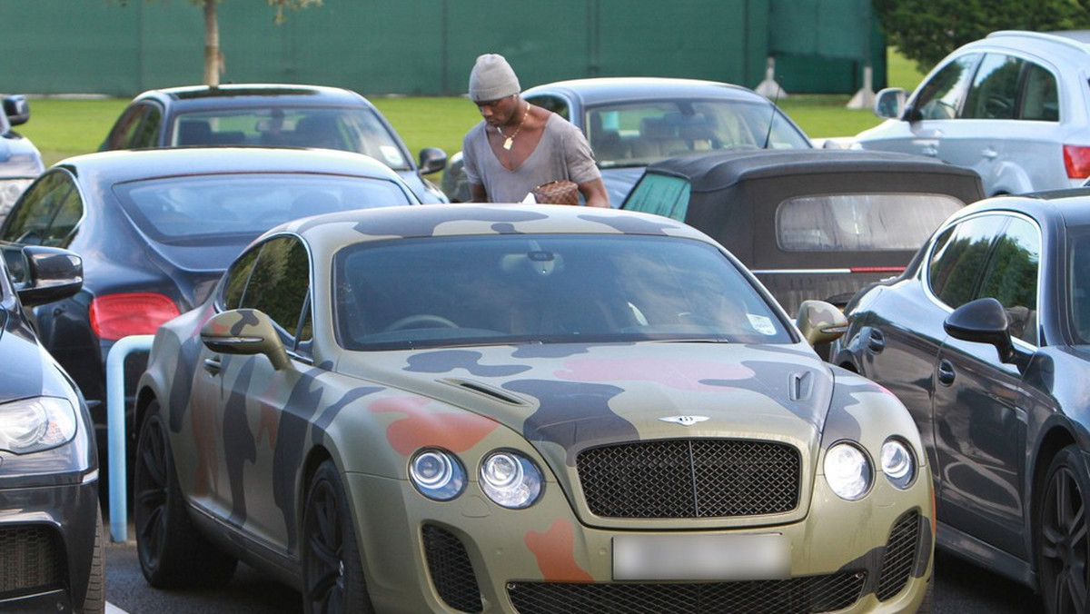 Mario Balotelli, zawodnik Manchesteru City, najprawdopodobniej postanowił się ukrywać... Zakupił on bowiem nowy samochód, w wojskowych barwach. Za Bentley'a Continental GT zapłacił bagatela 160 000 funtów.