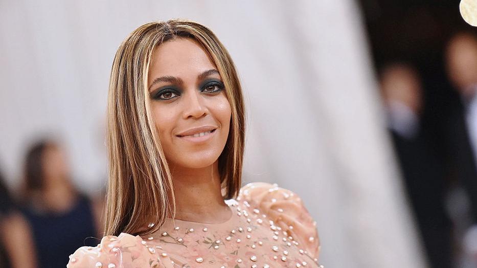 Beyoncé áttetsző arany ruhában mutatta meg, hogy igazi királynő