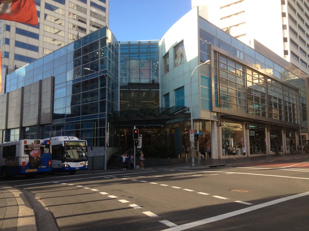 Pięć osób zginęło, a kilka, w tym małe dziecko, zostało rannych w wyniku ataku nożownika w zatłoczonym centrum handlowym Westfield Bondi Junction w australijskim Sydney.