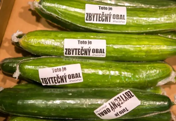 "To jest niepotrzebne opakowanie". Weszli do supermarketu i obkleili zawinięte w plastik produkty