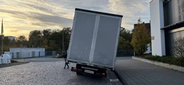 Kaskaderski transport w Niemczech. Auto od razu budziło wątpliwości