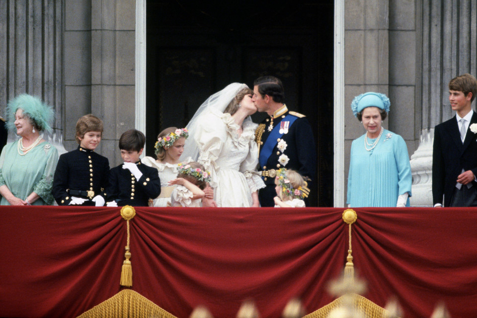 Pocałunek księżnej Diany i króla Karola III w 1981 r. 