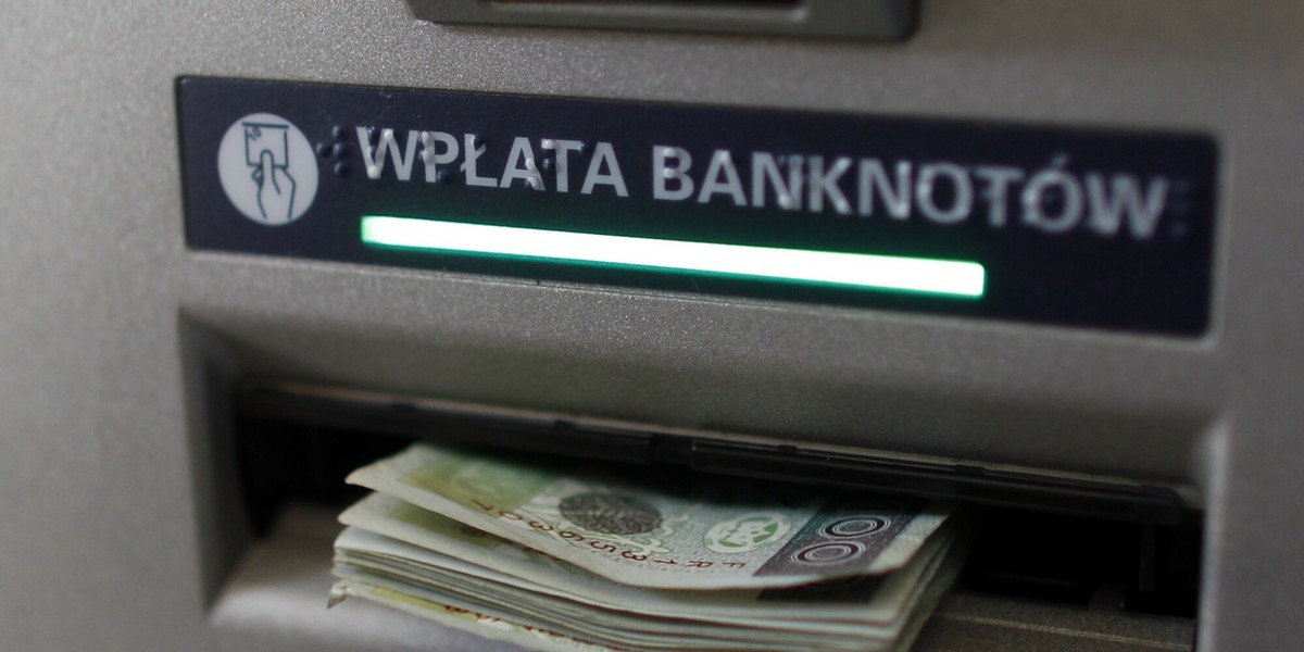 Wpłata banknotów we wpłatomacie jest wygodniejsza niż w oddziale banku, ale warto mieć świadomość, kiedy urządzenie może zatrzymać nasze pieniądze i jak dochodzić swoich praw