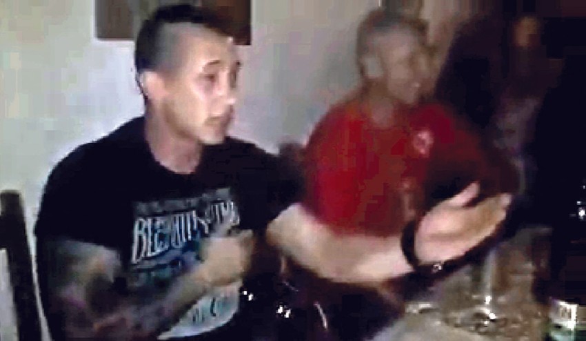 Društvo: Policajac iz pratnje (desno) sa osuđenim Ivanom Nikolićem