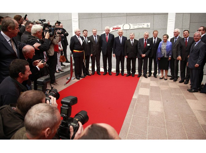 Przewodniczący NSZZ 'Solidarność' Piotr Duda, premier Belgii Yves Leterme, były premier Królestwa Niderlandów Wim Kok, przewodniczący PE Jerzy Buzek, marszałek Senatu RP Bogdan Borusewicz, były premier Tadeusz Mazowiecki, premier RP Donald Tusk, pierwsza kobieta na stanowisku przewodniczącego PE Simone Veil, były przewodniczący PE Hans-Gert Poettering i przewodniczący KE Jose Manuel Barroso podczas uroczystości nadania imienia Placowi 'Solidarności 1980'