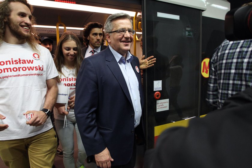 Komorowski nielegalnie agitował w metrze!