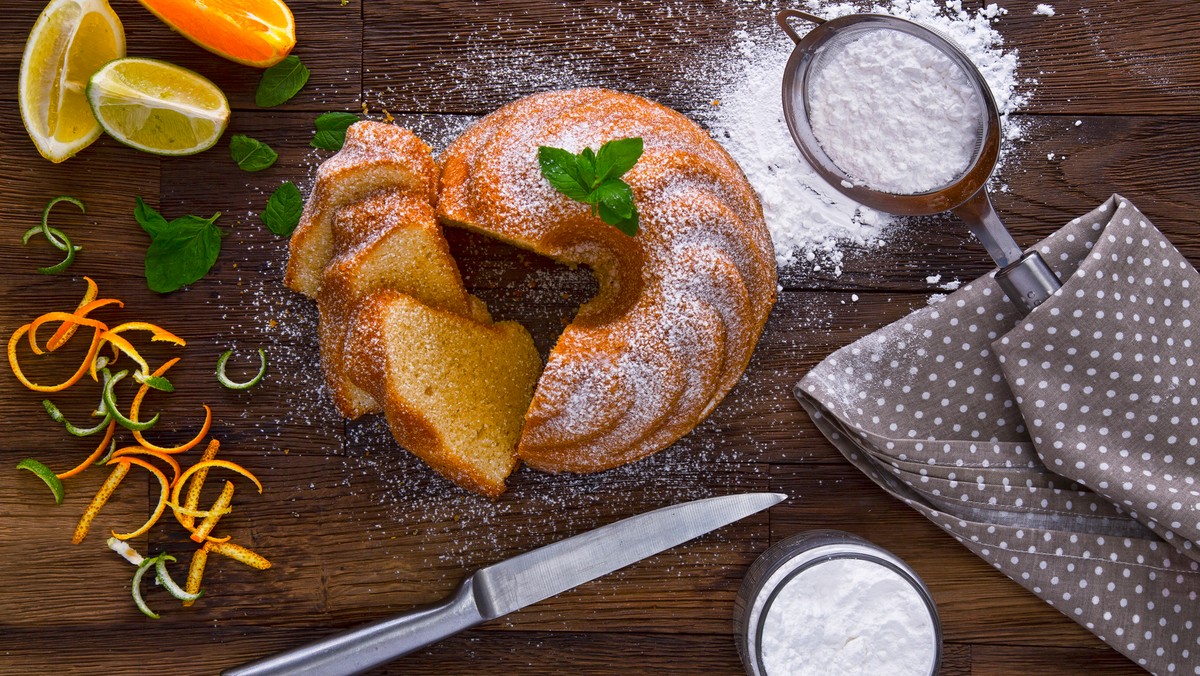 Wielkanocne menu jest absolutnie wyjątkowe. Dużo tam aromatów, smaków, świeżości i... słodyczy. Serniki, paschy, mazurki i oczywiście baby. Te ostatnie to proste, ale efektowne ciasta. Wypróbujcie nasze przepisy!