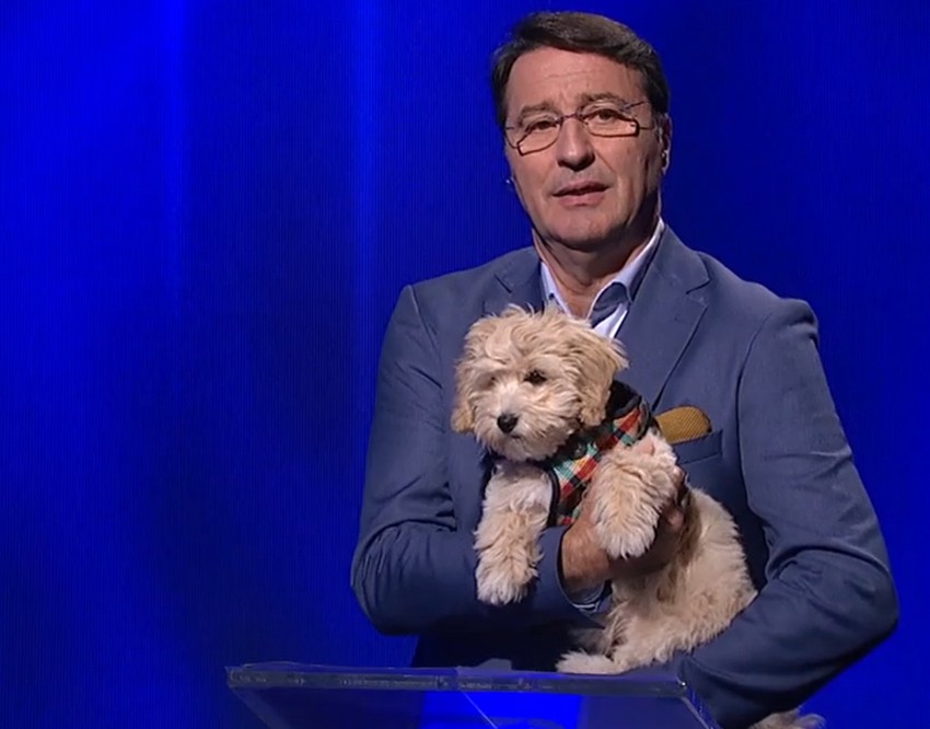 Jovan Memedović sa kucom u kvizu