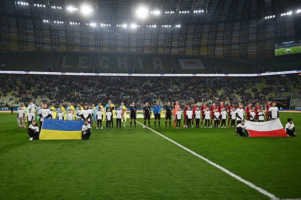 Piłkarze Lechii Gdańsk (P) i Szachtara Donieck (L) pozują do zdjęcia przed meczem charytatywnym w ramach europejskiego cyklu "Mecz o Pokój!