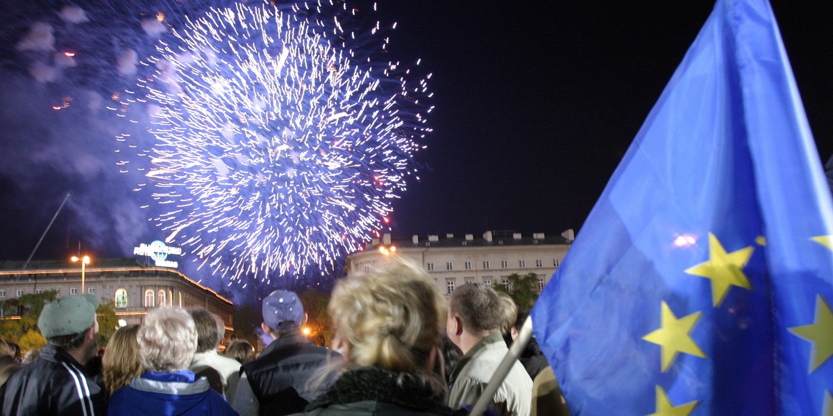 1 maja 2004 roku Polska weszła do Unii Europejskiej. To wydarzenie poprzedziło głosowanie, w którym ponad połowa Polaków zgodziła się na przystąpienie Polski do UE. Głosowaniu towarzyszyła kampania referendalna zachęcająca do głosowania na "tak".