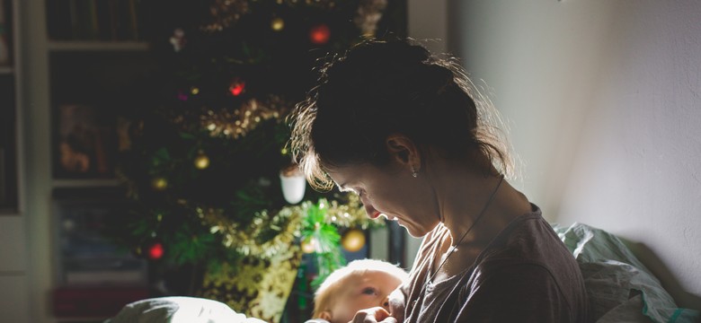 Boże Narodzenie 2023. Karmienie piersią przy wigilijnym stole – czy wypada? Co można zjeść?