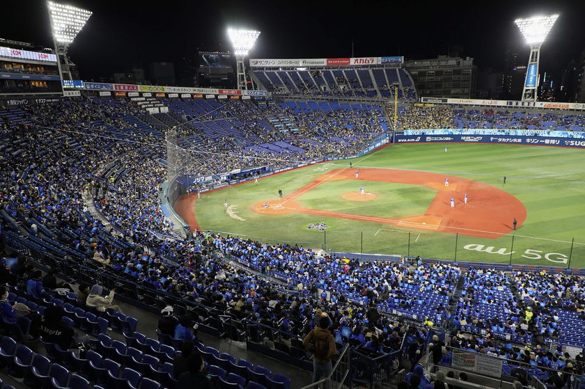 Japończycy – w ramach testów – wypełnili kibicami stadion w 80 procentach, podczas ligowego meczu baseballa, ale wtedy skala zakażeń w kraju była znacznie mniejsza