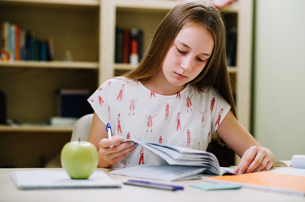 Zarówno młodzieży jak i rodzicom oraz opiekunom matematyka kojarzy się przede wszystkim z wysiłkiem, dalsze miejsca zajmują ciekawość i stres, a w przypadku uczniów - również znudzenie.