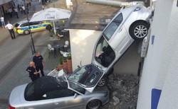 Kobieta przebiła mur. Cudem przeżyła wypadek, straty na ponad 100 tys. zł [FOTO]