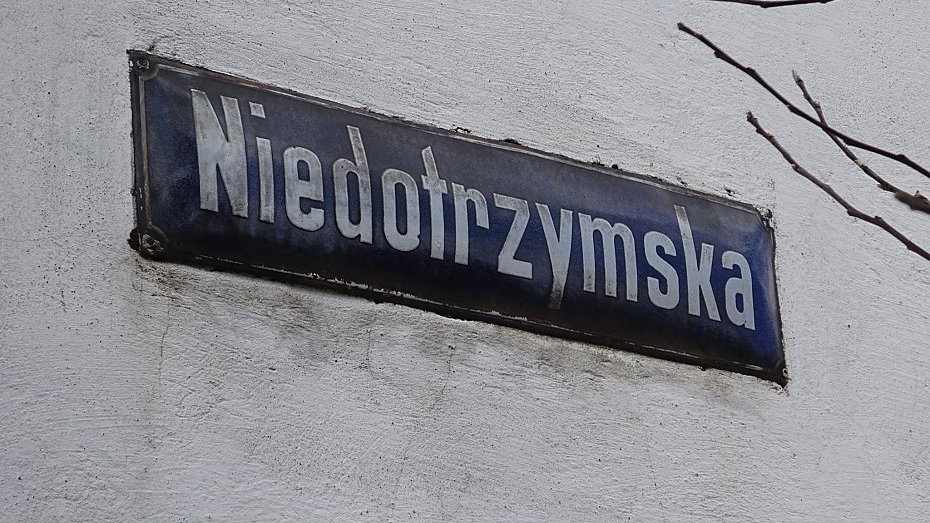 Historyczna tablica z nazwą ulicy Niedotrzymskiej